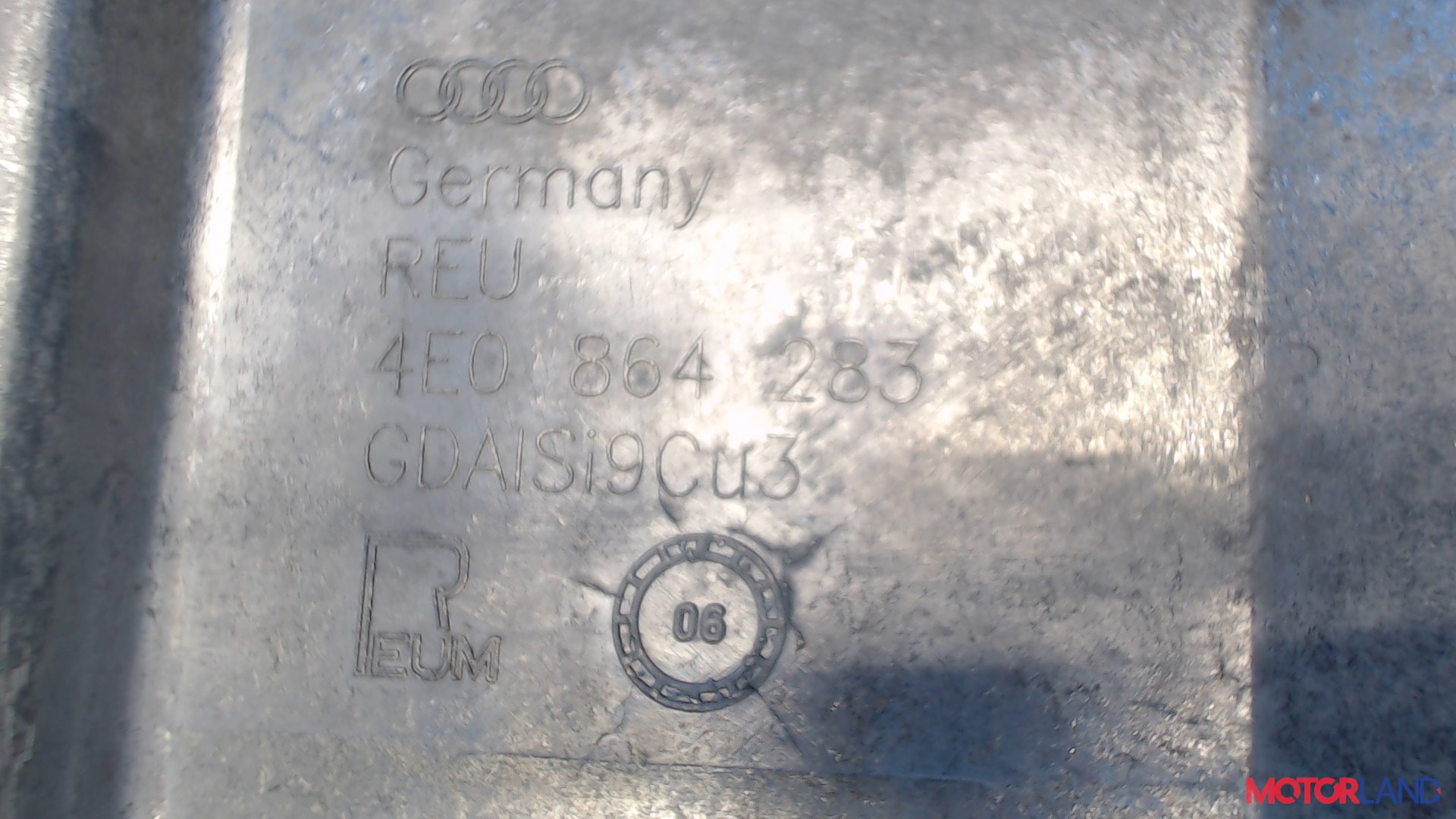 Кронштейн подлокотника Audi A8 (D3) 2005-2007 4.2 л. 2006 BVN б/у #3