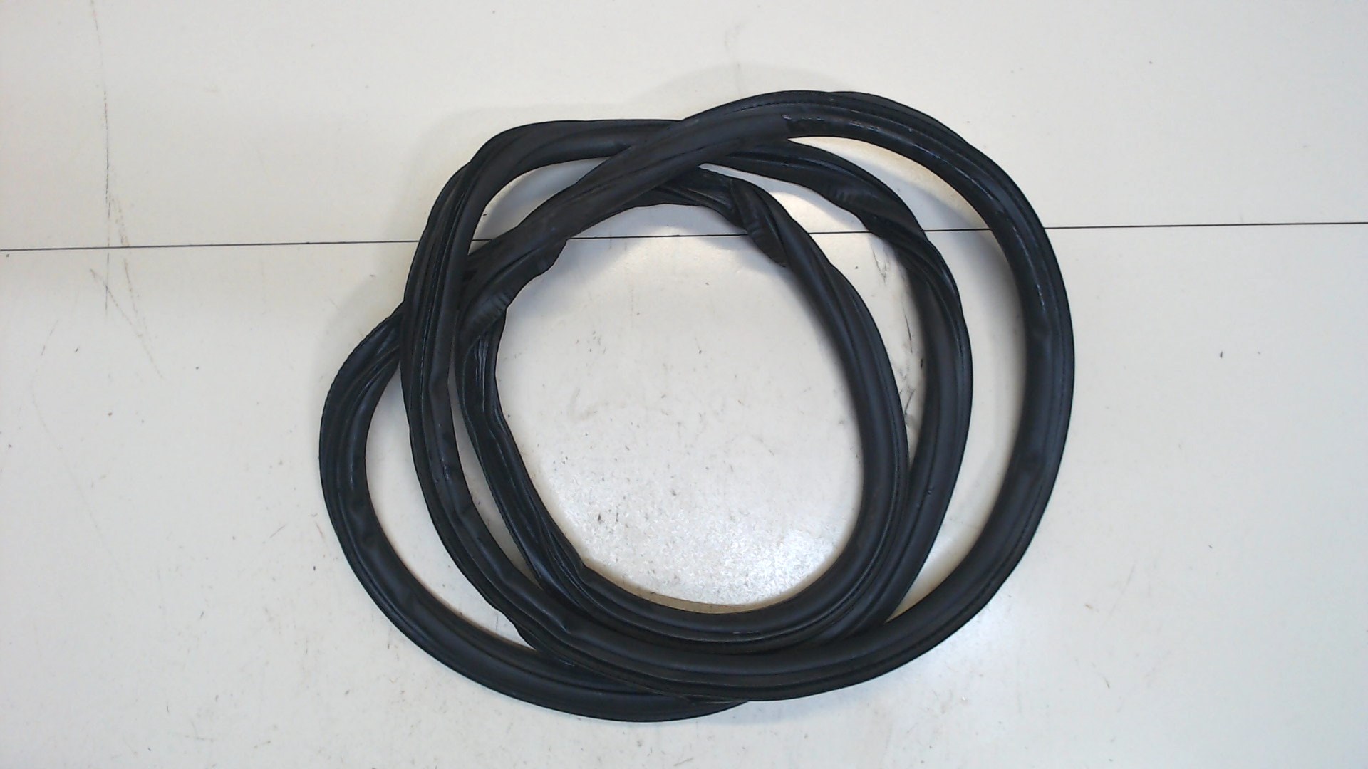 Где стоят уплотнительные резинки на ауди а4б6. 8e0831721f. Ркзиновый уплотнители audi tt. 190. Уплотнитель задка l=1080.