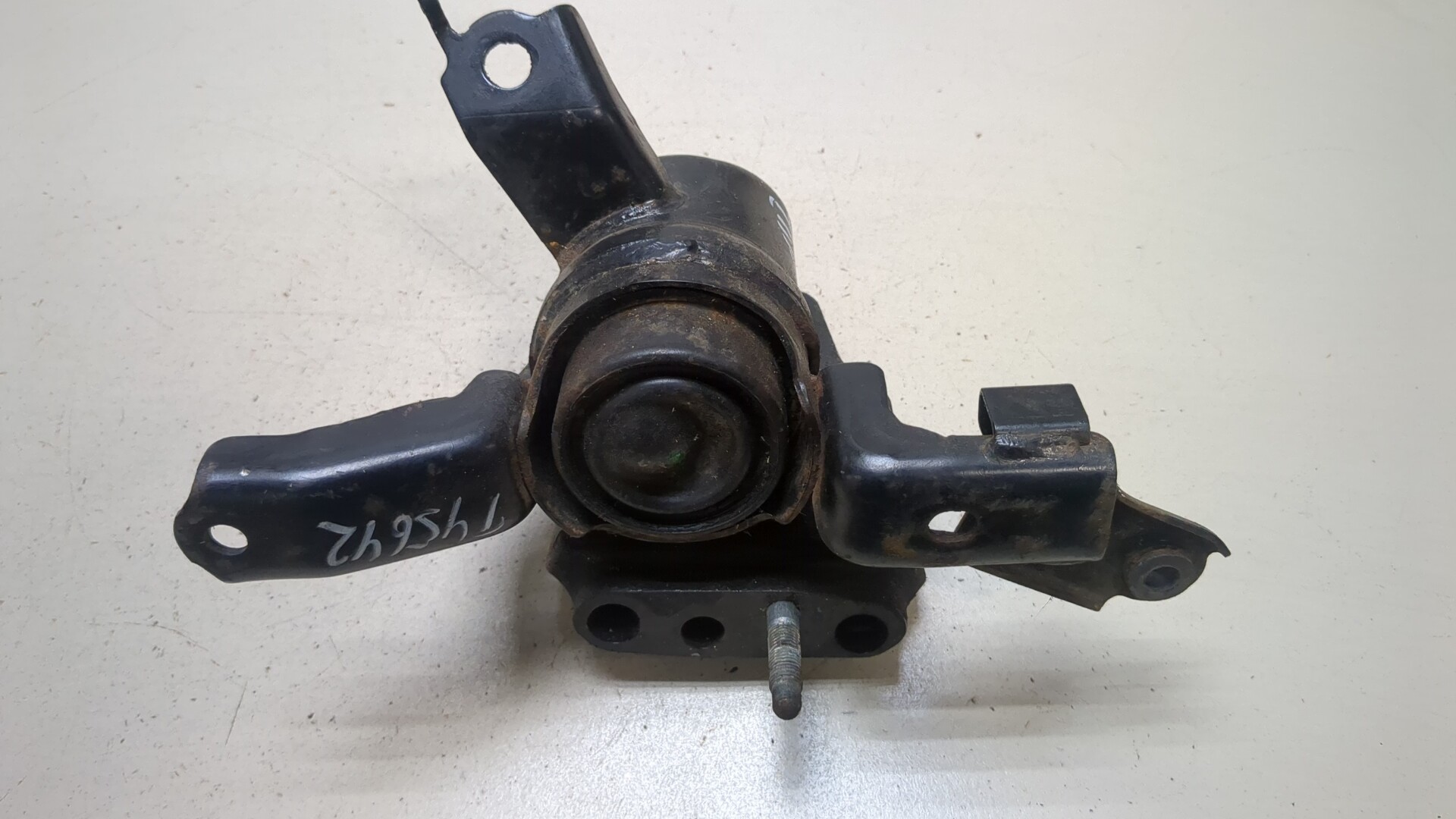 ПодушкакреплениядвигателяToyotaUrbanCruiser,артикул9381533