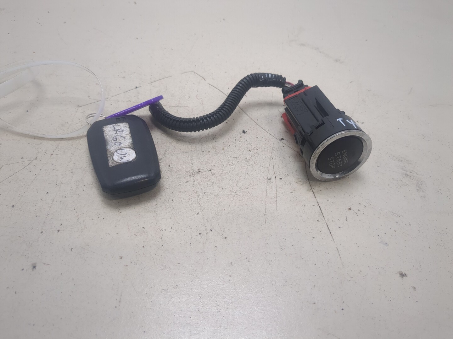 Кнопкастарта(запускадвигателя)ToyotaUrbanCruiser,артикул20298499